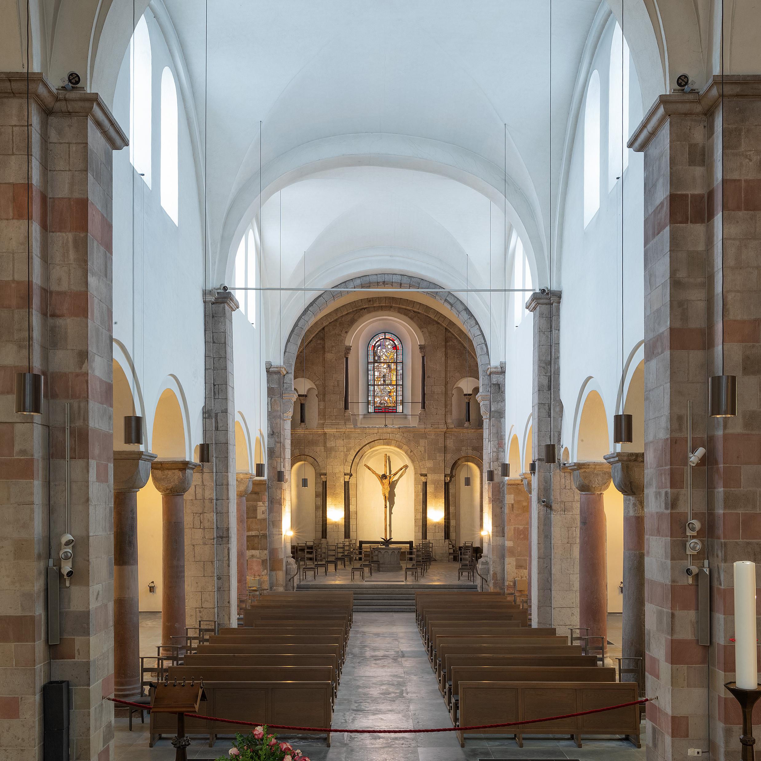 St. Georg Langhaus nach Westen