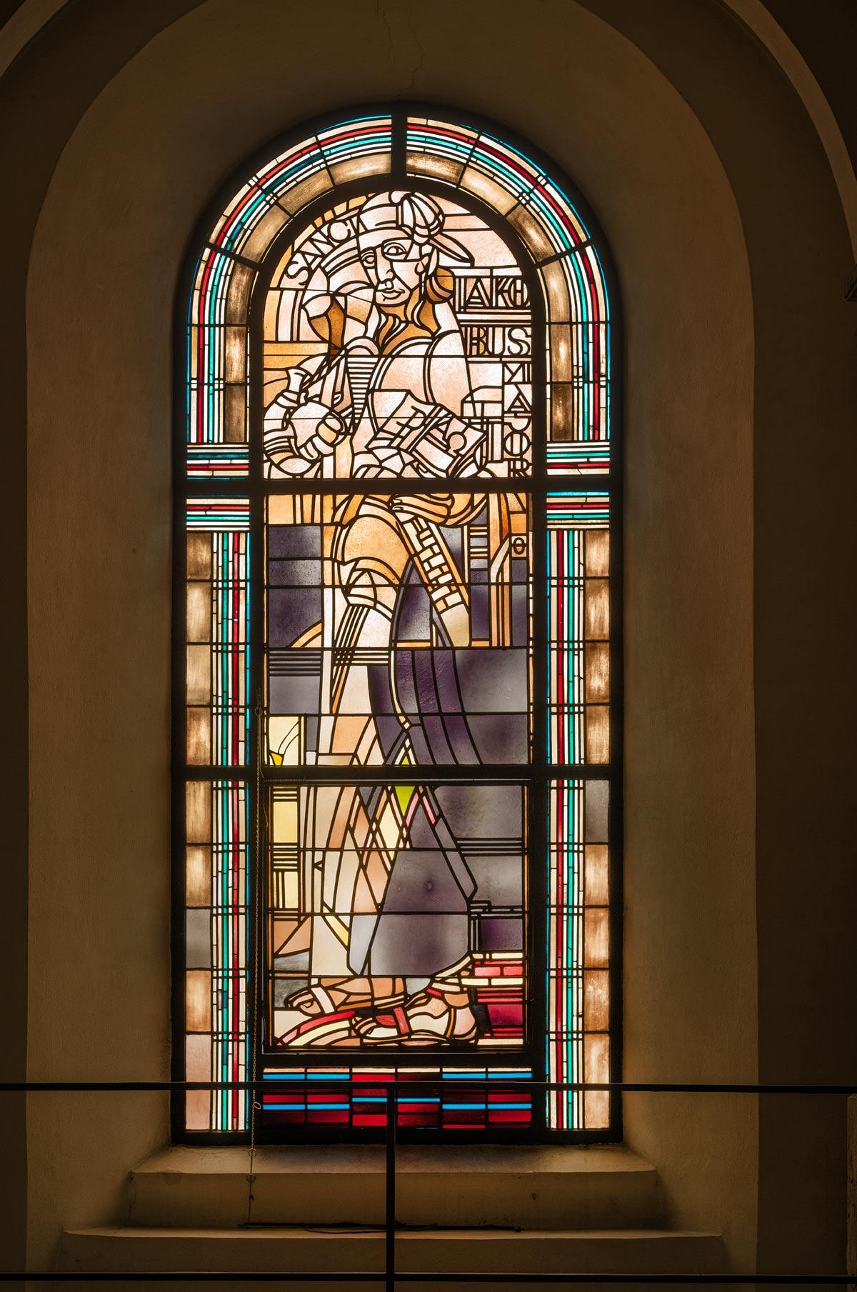 St. Georg, Westbau, Westfenster mit hl. Jakob