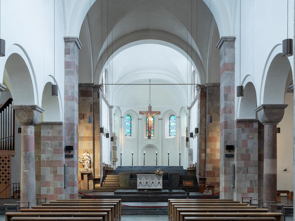 St. Georg Langhaus nach Osten