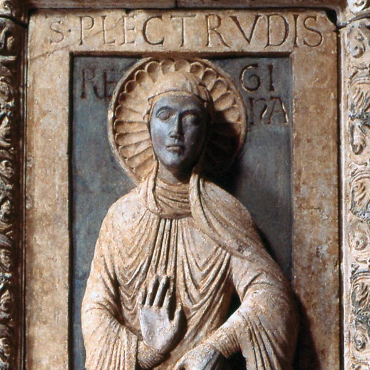 St. Maria im Kapitol, Nördliches Seitenschiff,  Romanische Plektrudisgrabplatte