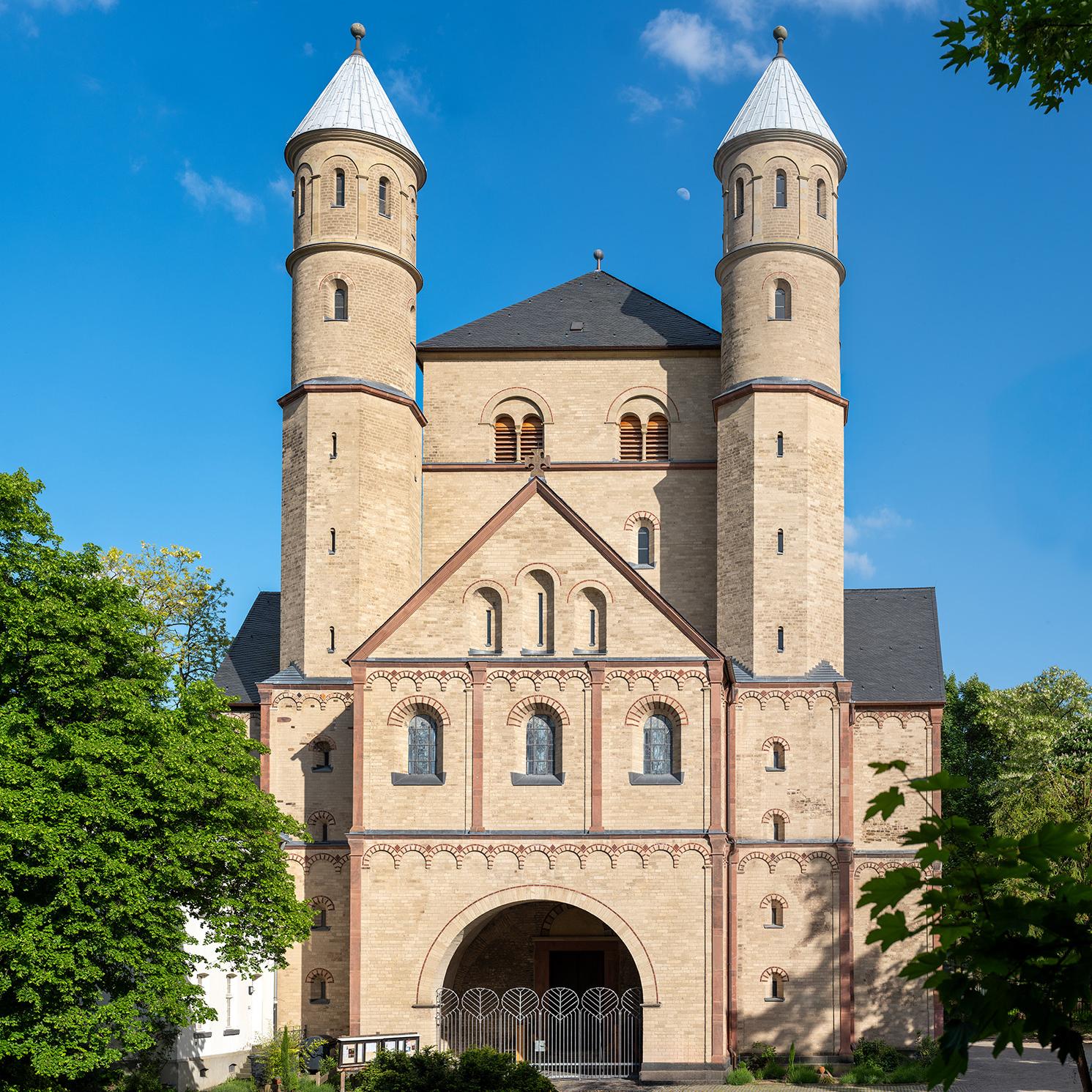 St. Pantaleon Westansicht