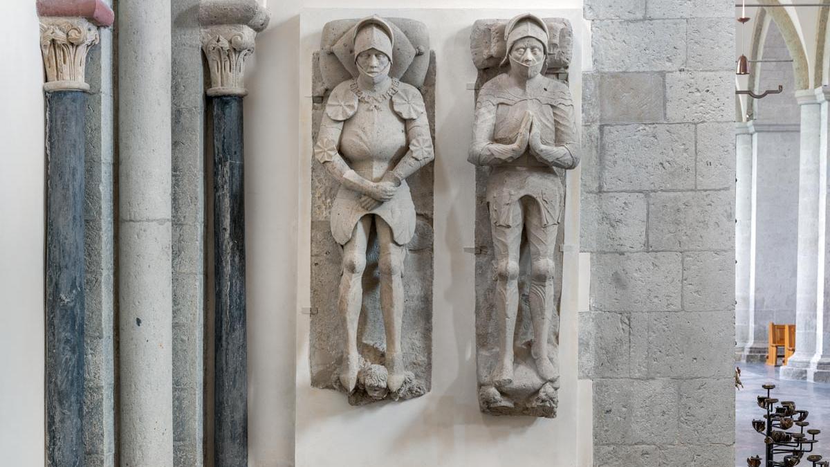 St. Pantaleon - Südl. Seitenschiff, Grabmal der Grafen von Moers