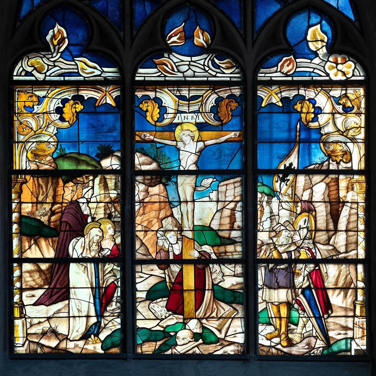 Glasgemälde mit Kreuzigung