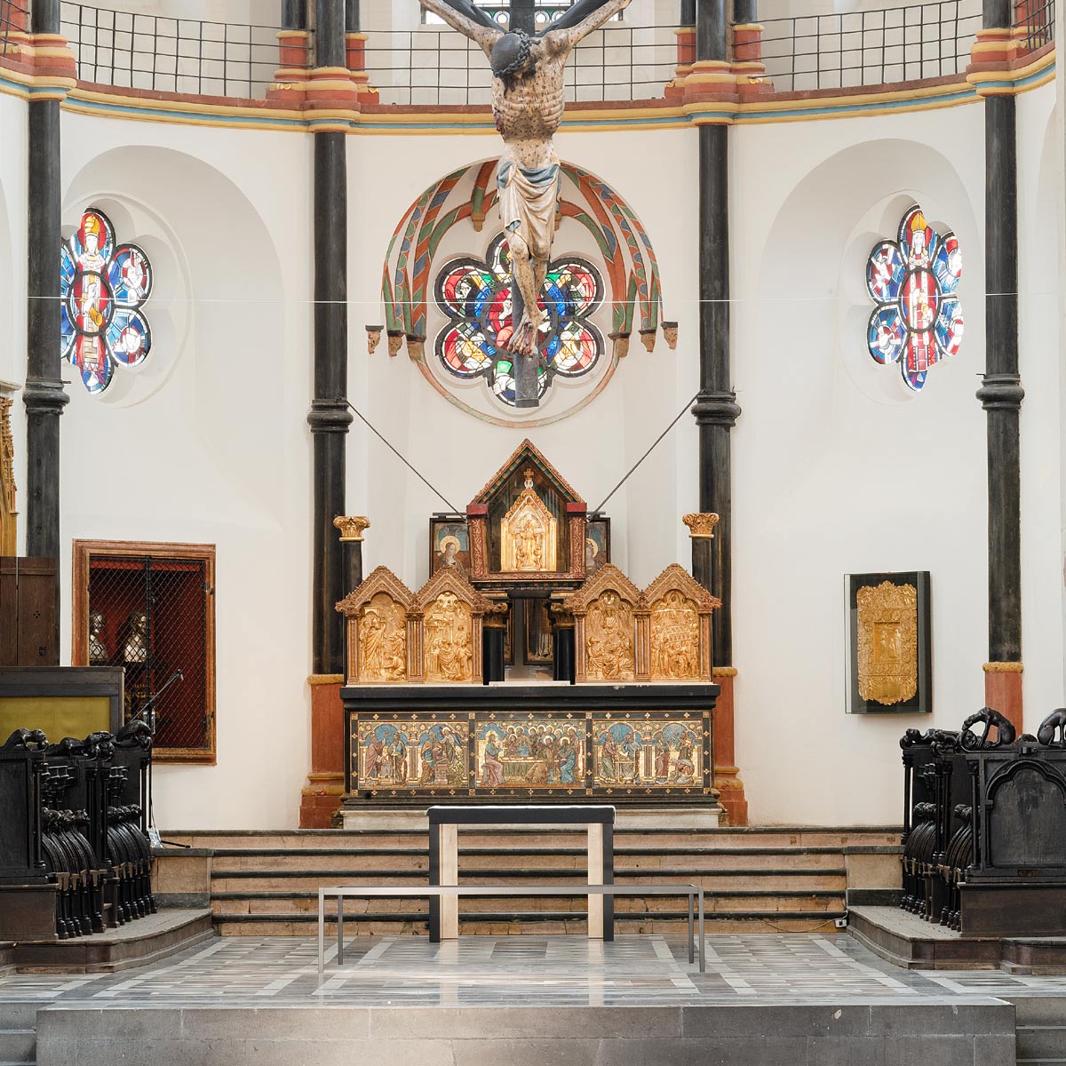 Hochaltar mit Severinusschrein