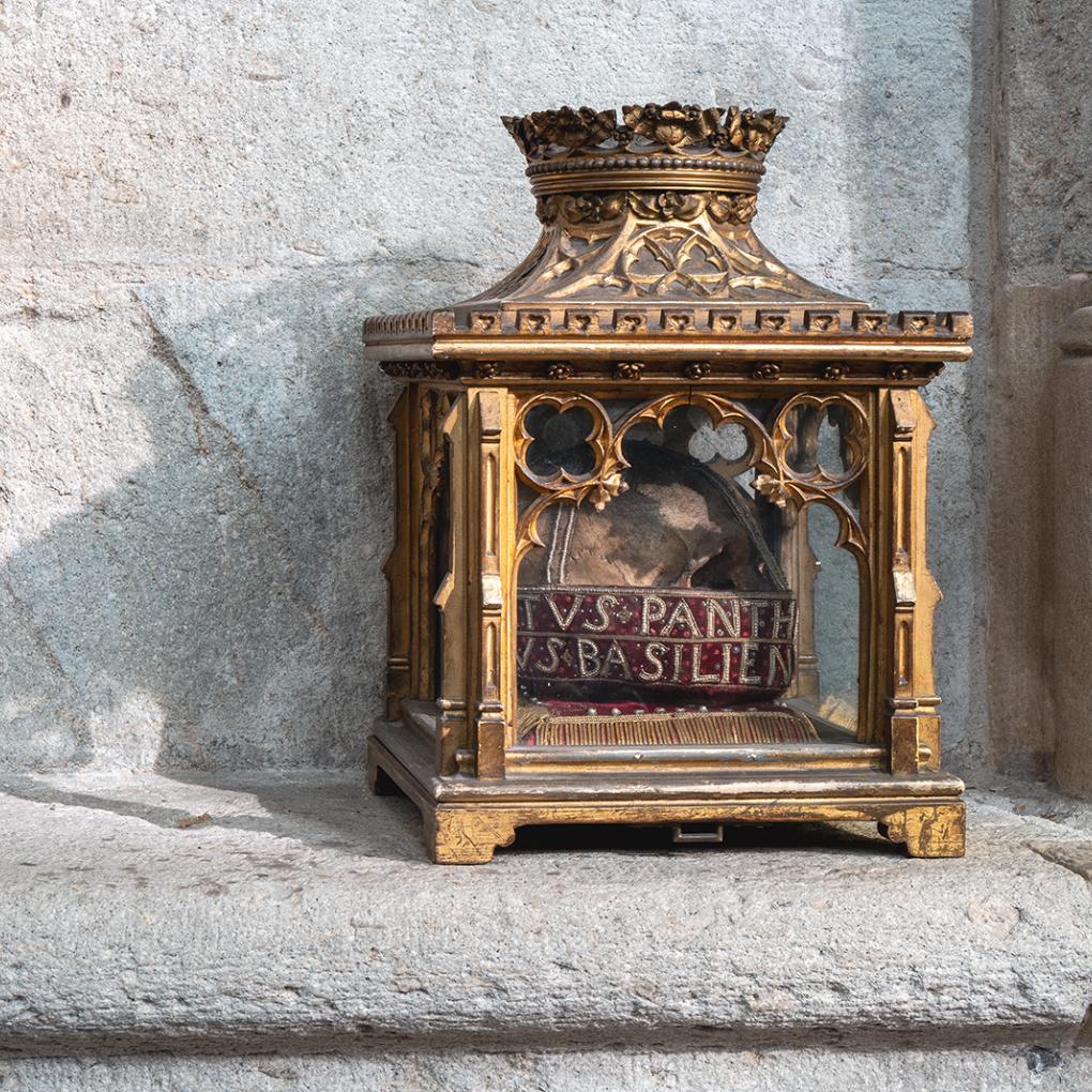 St. Ursula_Chor_Reliquiar mit Schädel 2_SQB L1012014